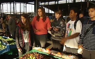 Scholieren leren gezond koken op de kookmet in Anderlecht
