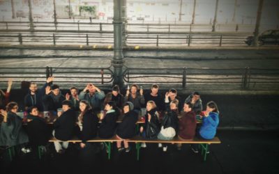 CHAMPIGNONS SNIJDEN MET STUDENTEN EN VLUCHTELINGEN